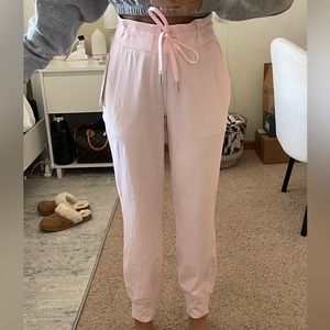 LULULEMON Ready to rulu high rise 7/8 length jogger
SIZE:4 strawberry milkshake